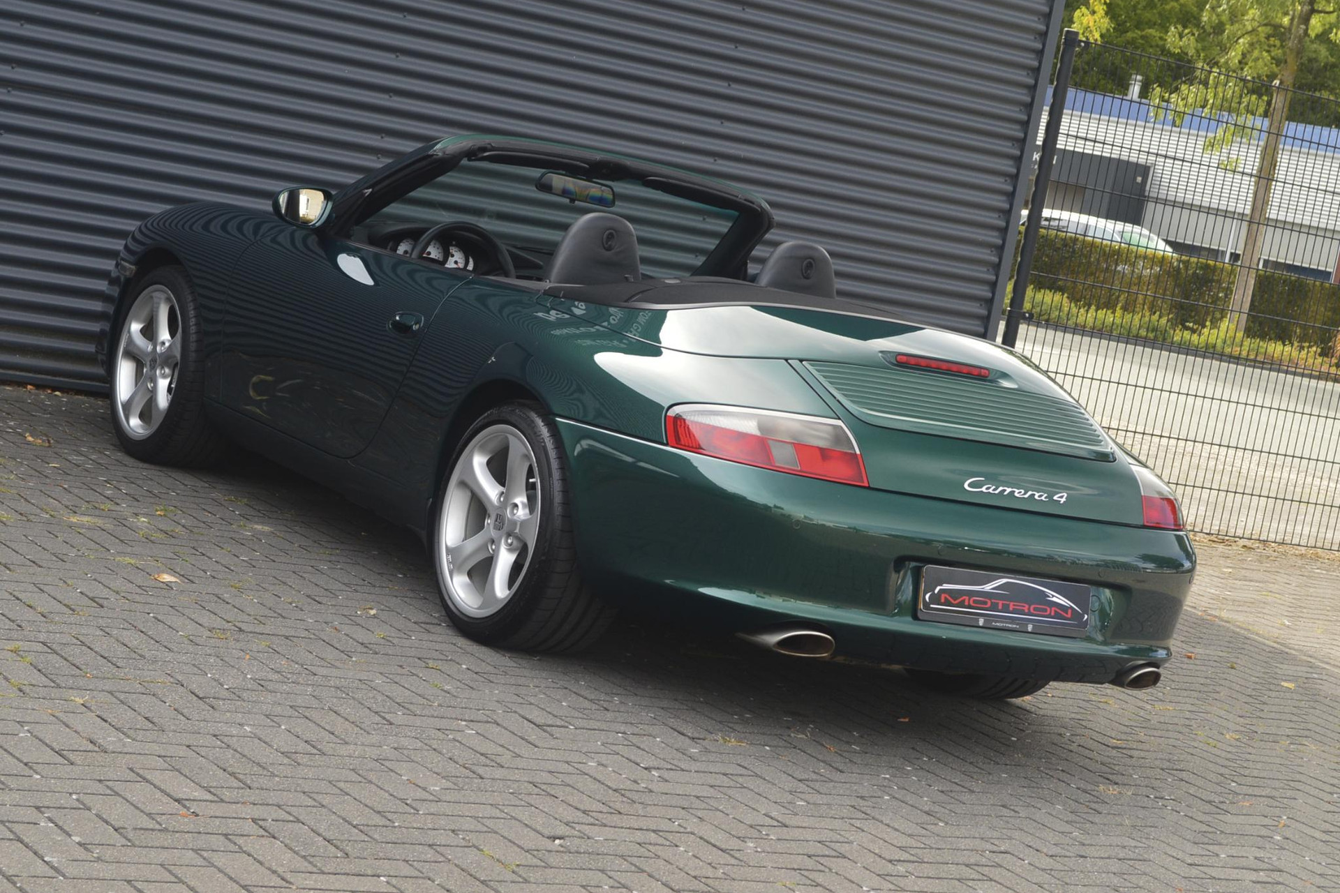 47251660-6.jpg
